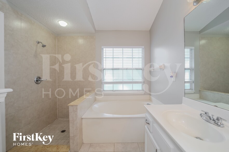 Building Photo - 1332 Wilshire Ct S