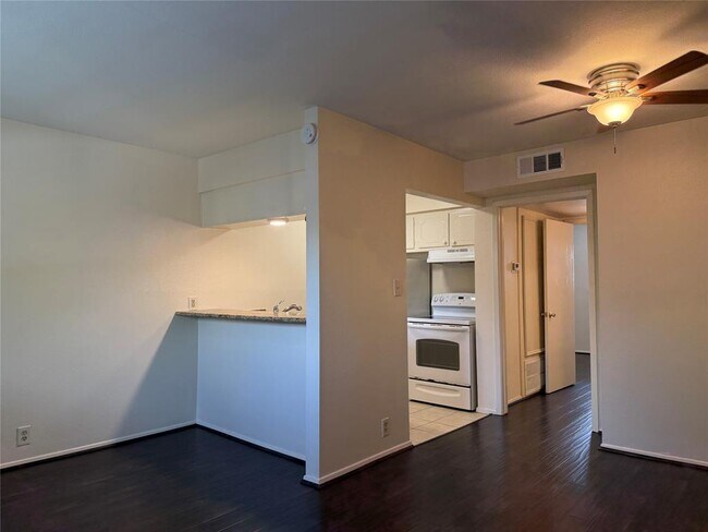 Building Photo - 1530 Heights Blvd