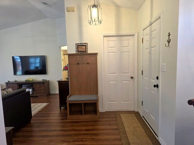 Building Photo - Inviting Woodridge Manor 3/2 Home with Fireplace and Fenced Yard