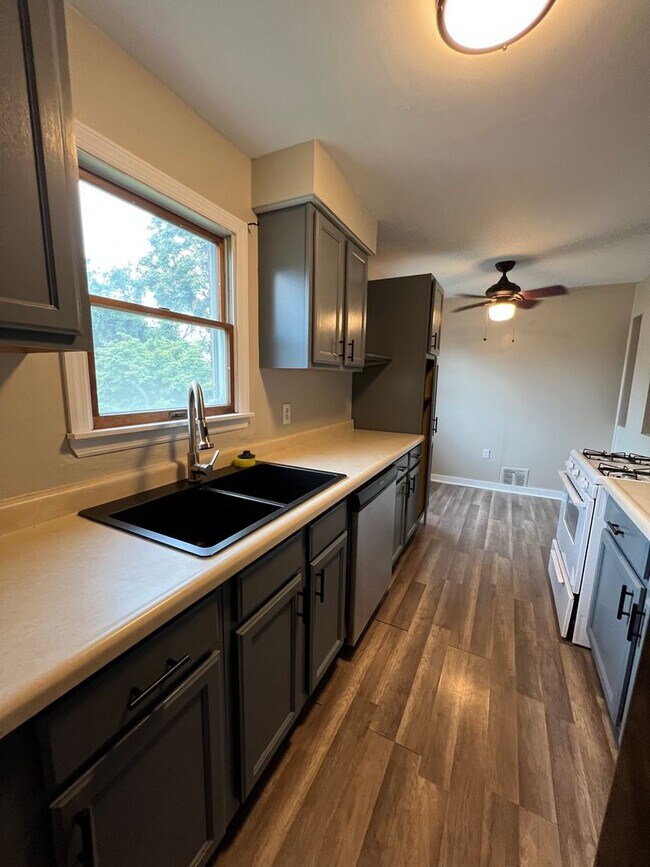 Building Photo - Newly Updated 3 Bed, 2 Bath Home on a Quiet Street in Brentwood- Available 7/15!