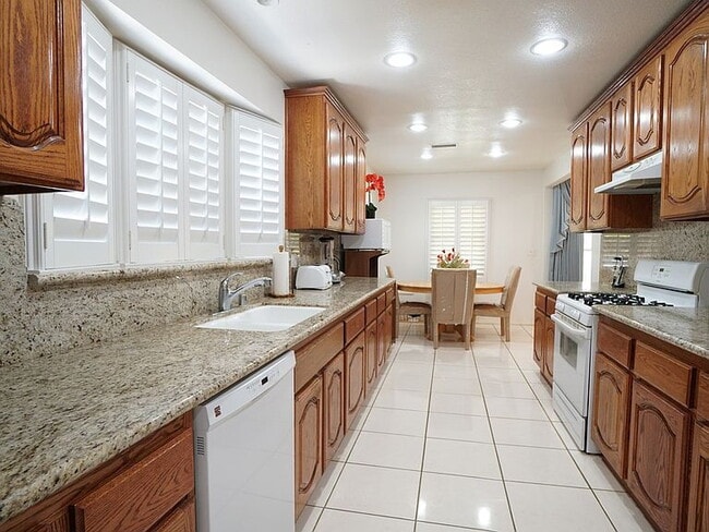 Building Photo - 3-Bedroom with 2 Baths and Spacious 2002 Sq Ft in Los Angeles!