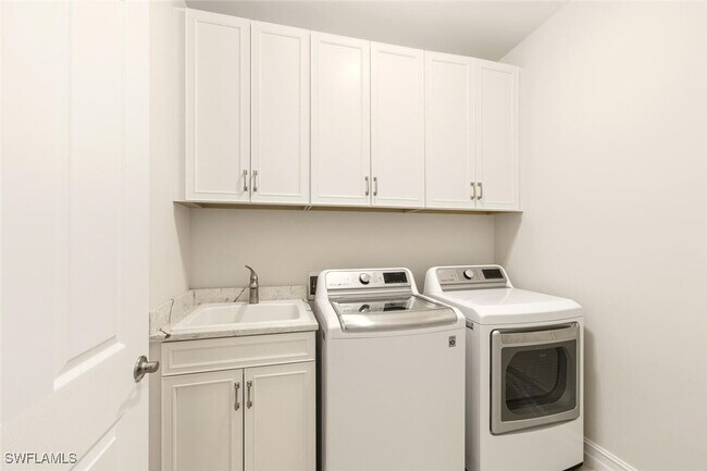 Building Photo - 28044 Sanibel Sands St