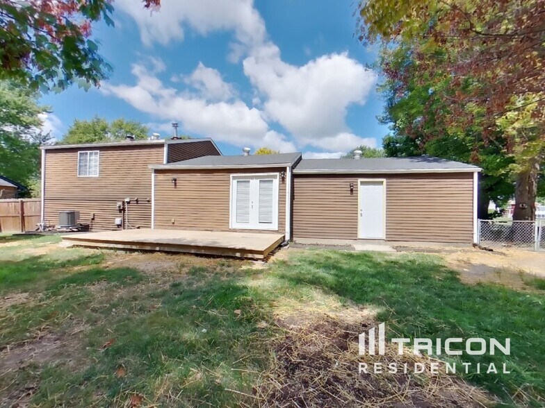 Building Photo - 1327 Dogwood Ct