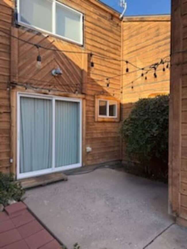 Building Photo - 2 bedroom in Prime Palisade Location