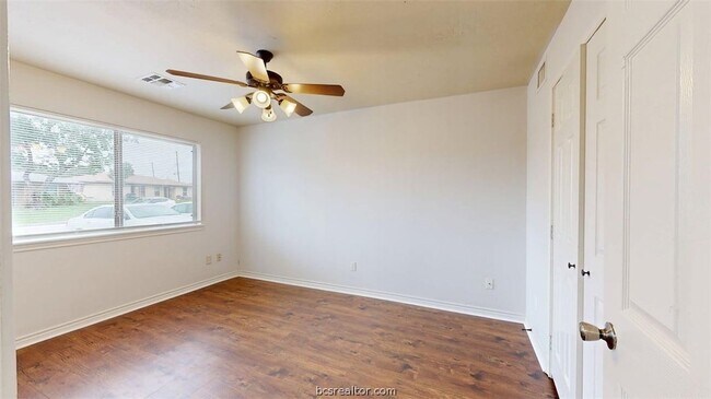Building Photo - 1915 Pine Tree Dr