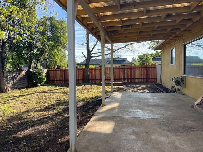 Building Photo - Great house of 4 rooms and 2 bath