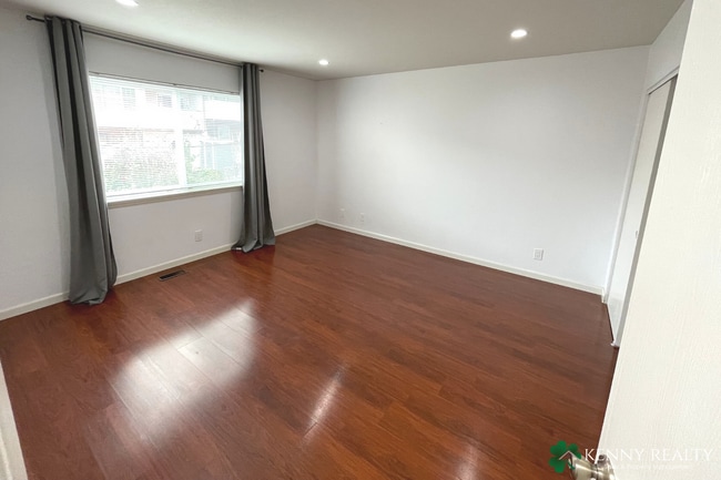 Building Photo - Spacious Six Bedroom, Three Bathroom Home ...