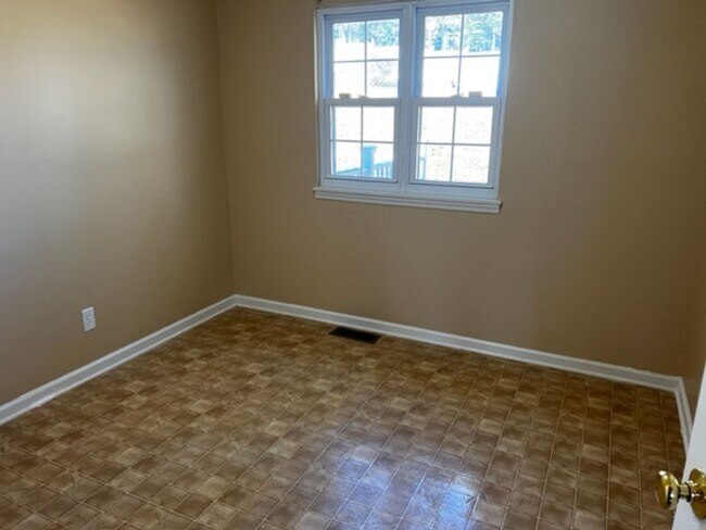 Building Photo - Oak Ridge 37830 - 3 bedroom, 1.5 bath home upstairs only with basement bonus room - Call Troy Ada...