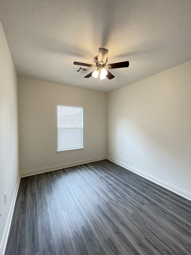 Building Photo - 562 Oneal St