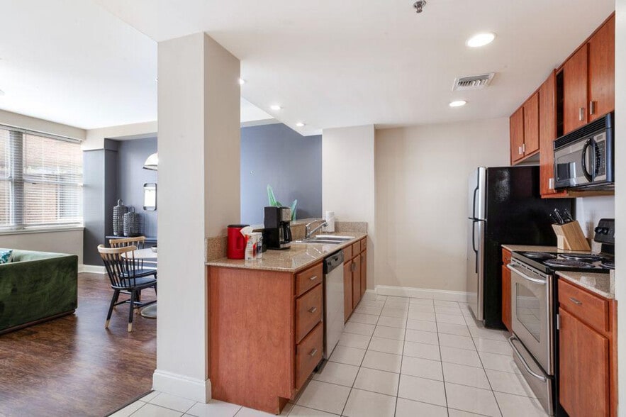 Building Photo - 925 Common St