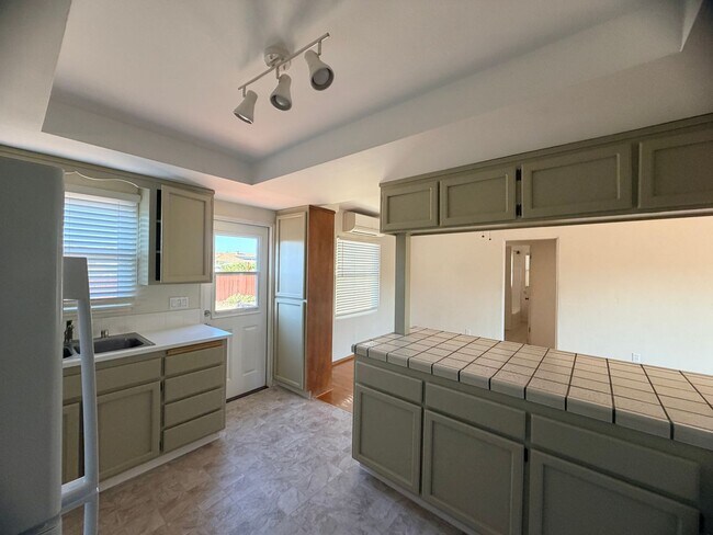 Building Photo - Lovely 2 bedroom with attached Garage