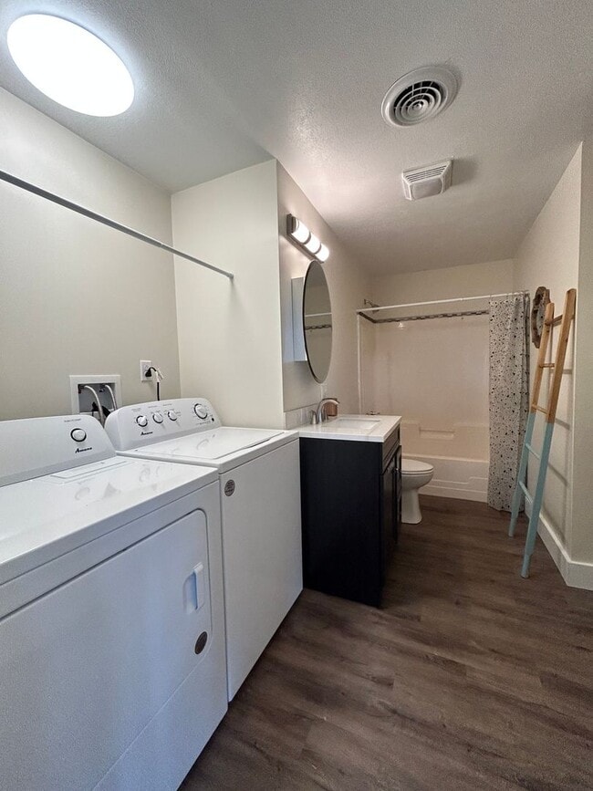 Building Photo - Welcome home to this completely renovated ...