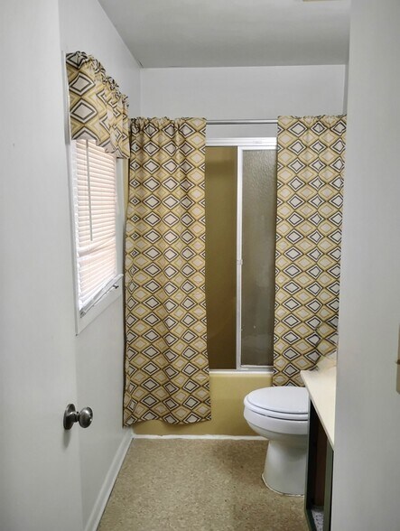Main bath upstairs off of hallway. (remodeled with updated cabinets and fresh paint) - 334 Shenandoah Cir
