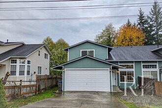 Building Photo - Military Discount: Spacious Bremerton Townhome with Garage & Fenced Yard