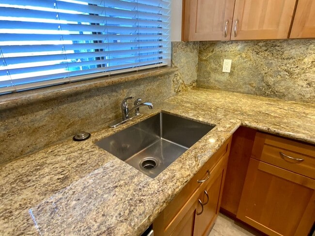 Building Photo - Private location!  SkyWest Townhome for rent