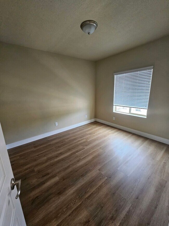Building Photo - GORGEOUS Downtown Unit!!!