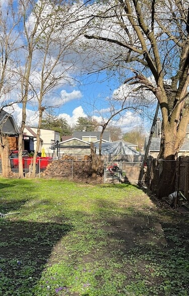 Building Photo - 647 N May St