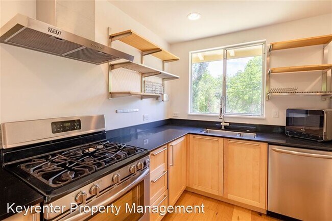 Building Photo - 1423 Broadmoor Dr