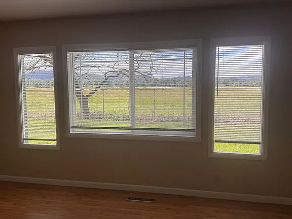 Building Photo - "Charming 3-Bedroom Retreat with Cozy Fireplace in Winston - 1,839 Sq Ft of Comfort!"