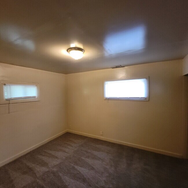 Building Photo - 3 Bedroom only a couple of blocks from popular Washington Park