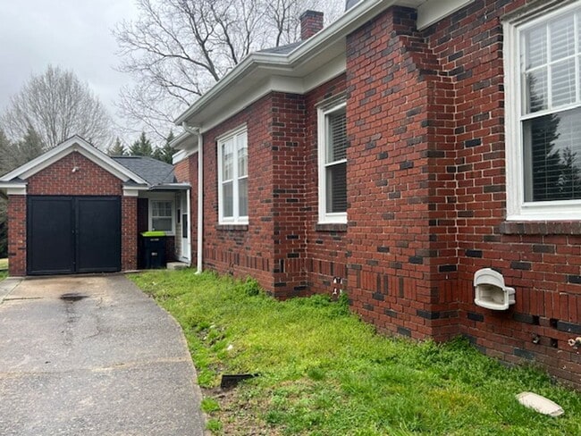 Building Photo - Three bedroom, 1 bath house in Burlington