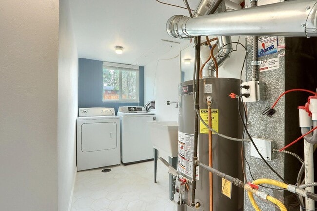Building Photo - 4 BED 3 BATH HOUSE NEAR CREAK PARK!!!