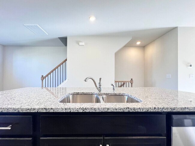 Building Photo - 1988 Rosedale Rdg Ave