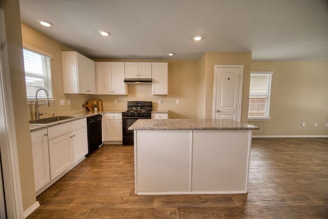 Building Photo - 3BD/2.5BA– ELECTRICITY INCLUDED!