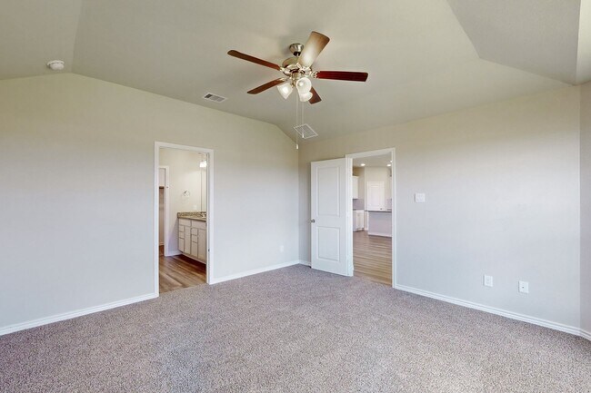 Building Photo - 3 Bedrom 2 bath with a 2 car garage in Sou...
