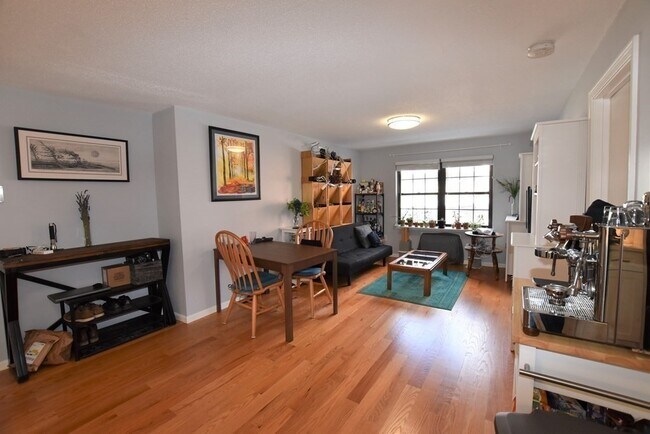 Building Photo - 88 Charles St