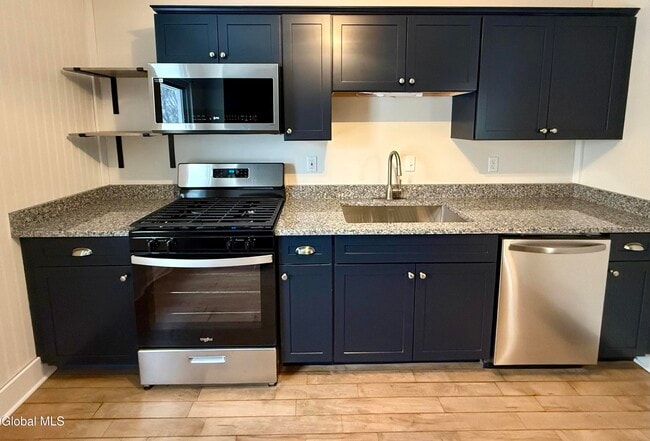 Building Photo - 173 Bay St