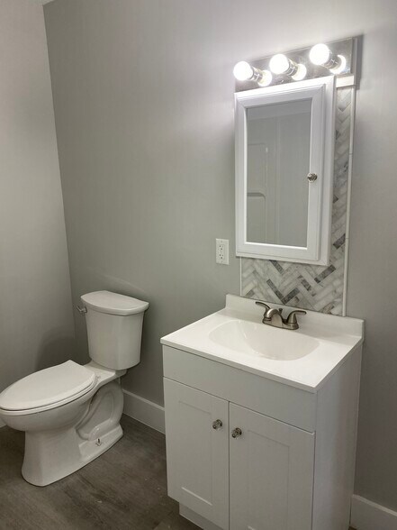 Building Photo - 107 E 10th St