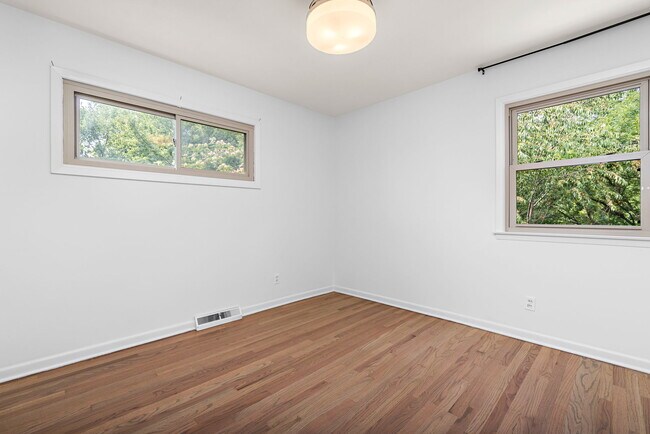 Building Photo - 318 NW Woodland Rd
