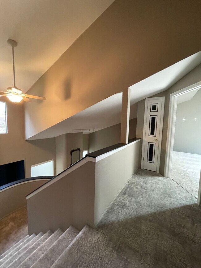 Building Photo - Beautiful End Unit Condo in Bennett Valley!