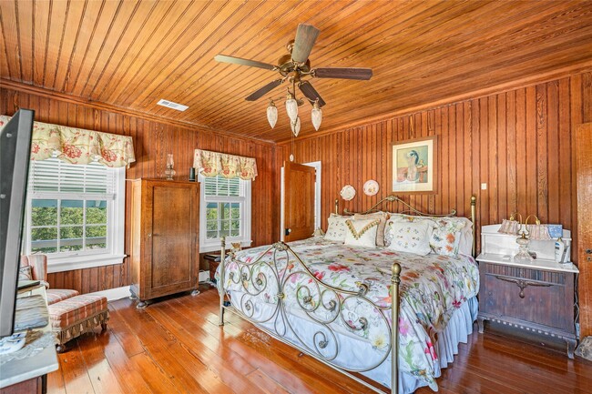 Building Photo - 813 Nelson Ave