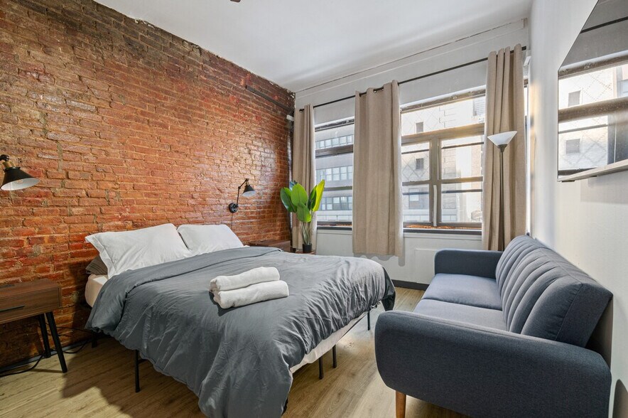 Building Photo - 301 W 31st St