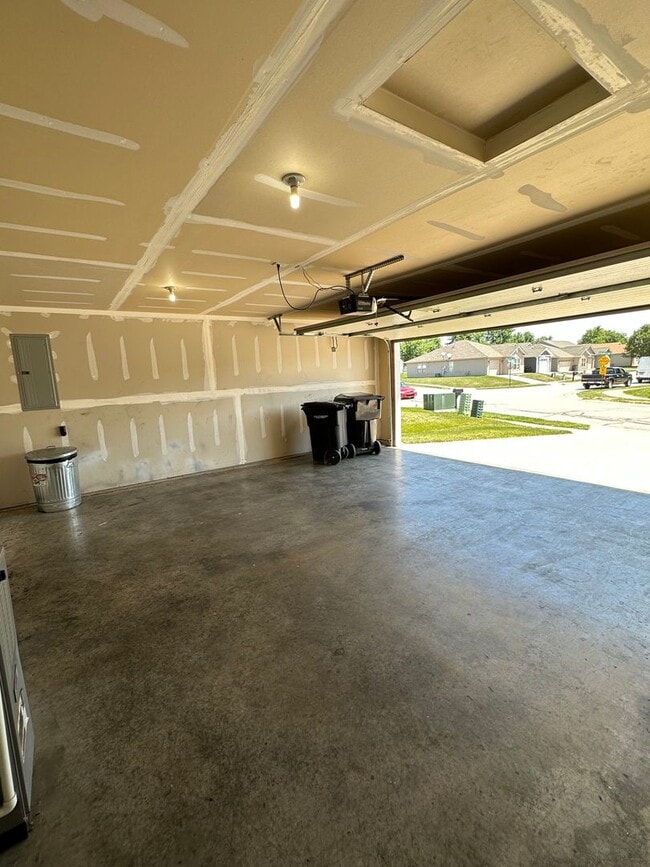 Building Photo - 3 Bedroom House and Fenced in Yard Availab...