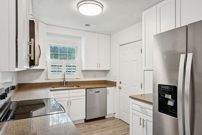 Building Photo - 3BR/2BA Home with Fireplace and Fenced Yard in Mt Pleasant