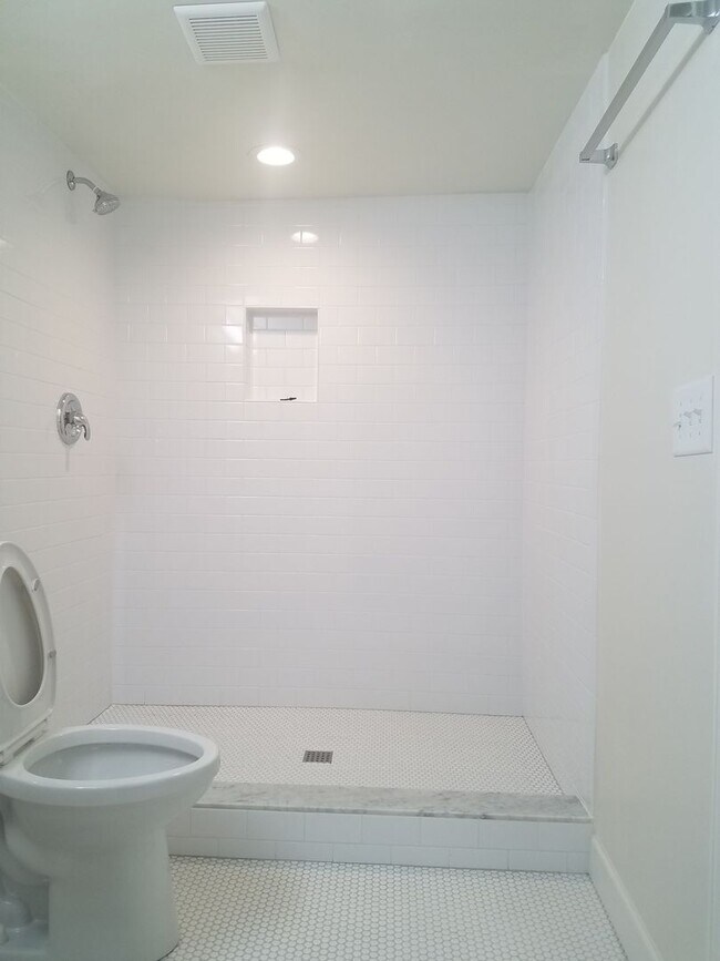 Building Photo - 4 Bed 2 Bath in Decatur!