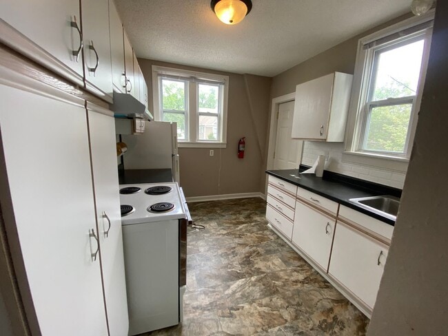 Building Photo - Updated 2 bed/1 bath Duplex for Rent!