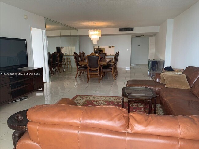 Building Photo - 2500 Parkview Dr