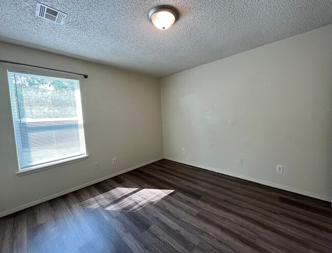 Building Photo - 3 Bedroom duplex!!