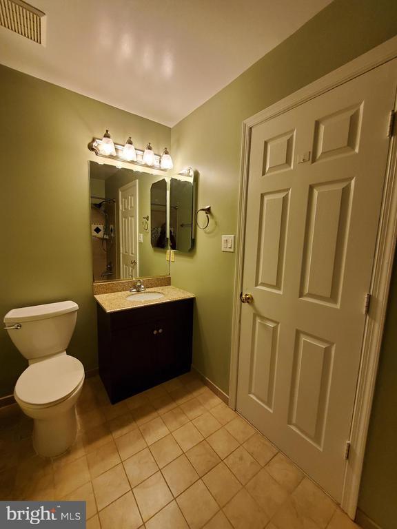 Building Photo - 652 Currant Ct