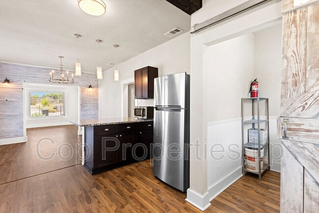 Building Photo - 916 Iowa St