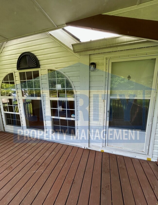 Building Photo - Three bedroom, single level home in Old Fo...
