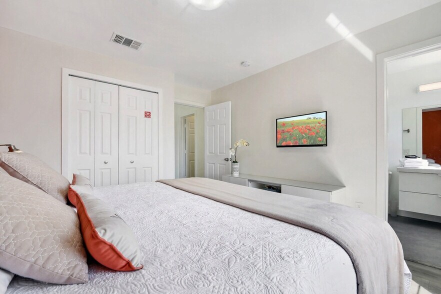 Building Photo - 139 Pompano Beach Dr
