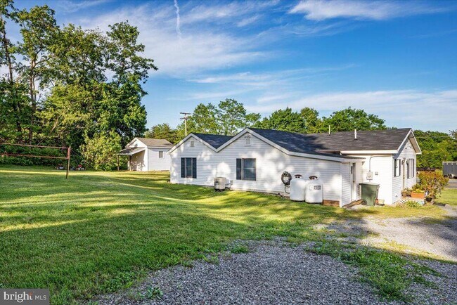 Building Photo - 709 Dicks Hollow Rd