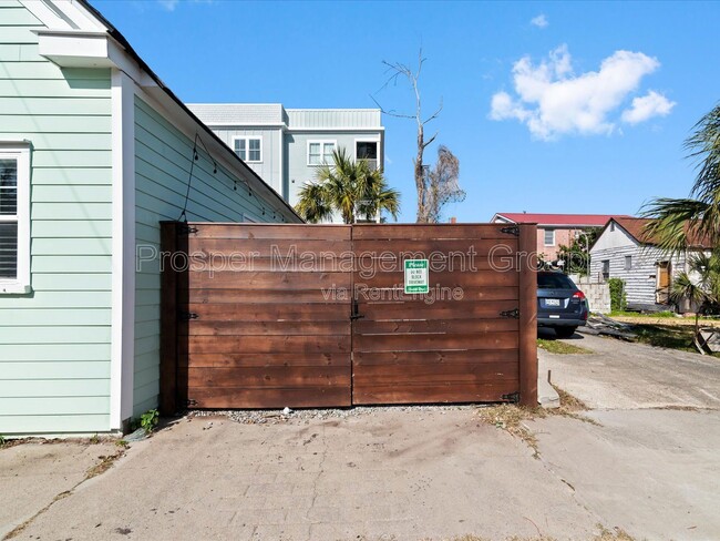 Building Photo - 400 Sumter St