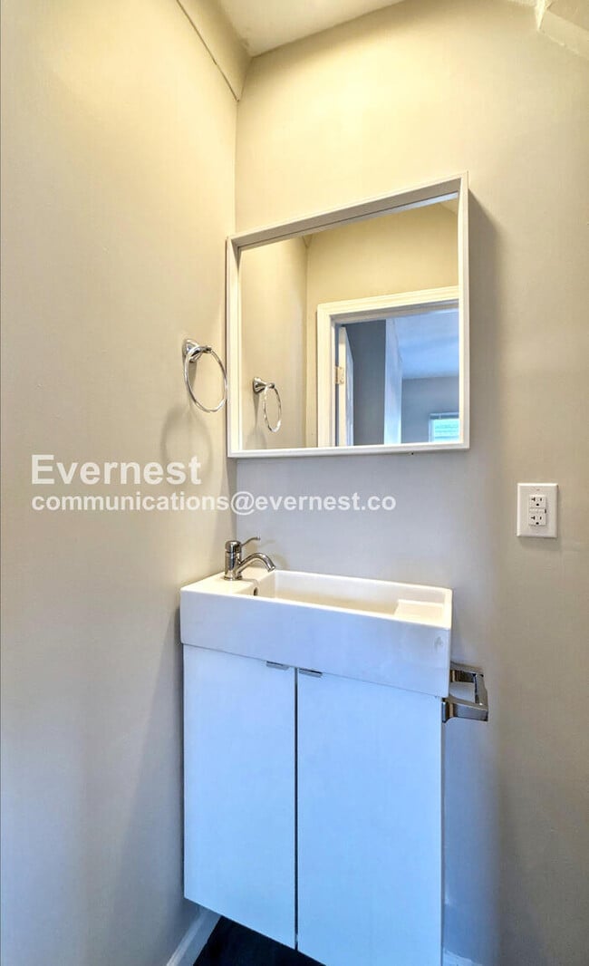 Building Photo - 37 S Yale Ave