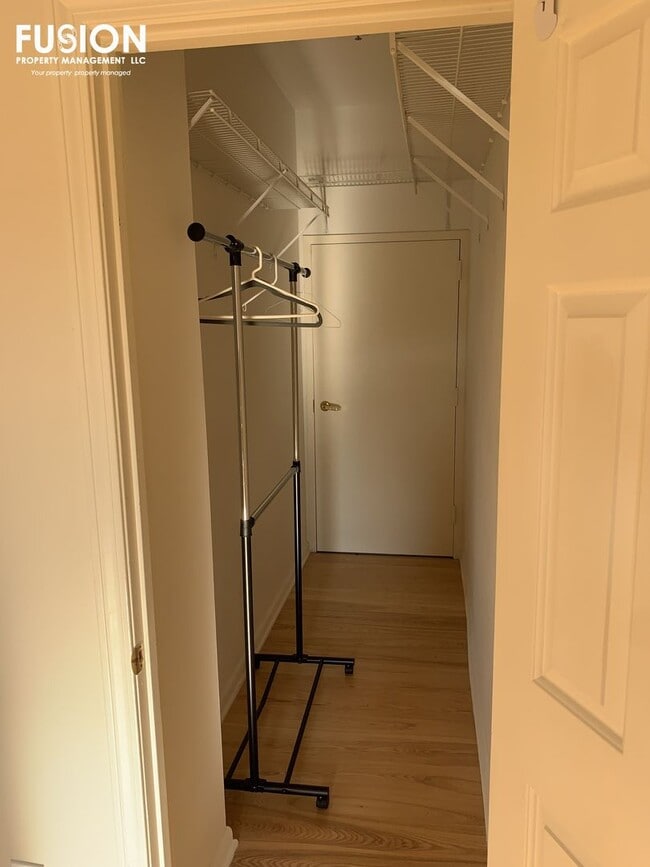 Building Photo - Top Floor Remolded Penthouse on College Street!